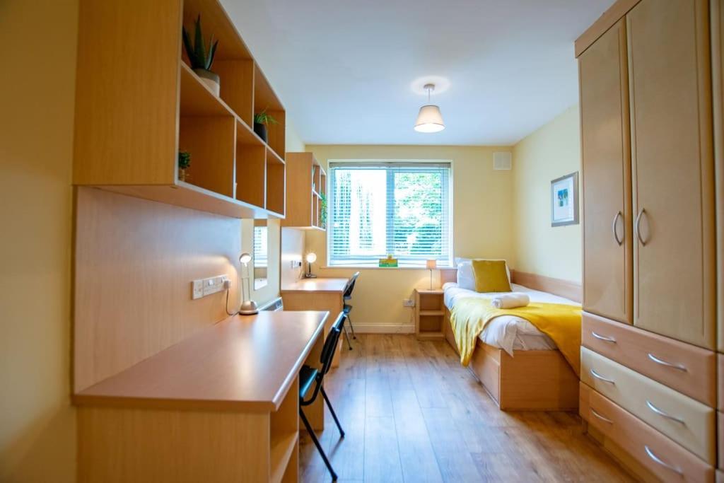 127 - Lovely 2 Bed With Parking Holiday home
