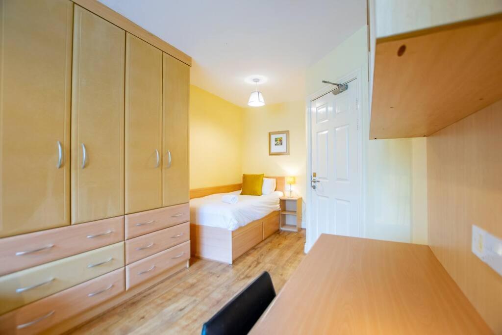 127 - Lovely 2 Bed With Parking Galway