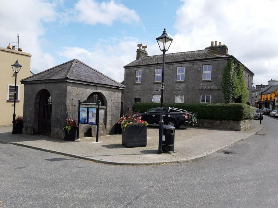 Clonbur House - Two Bedroom Village Apartment