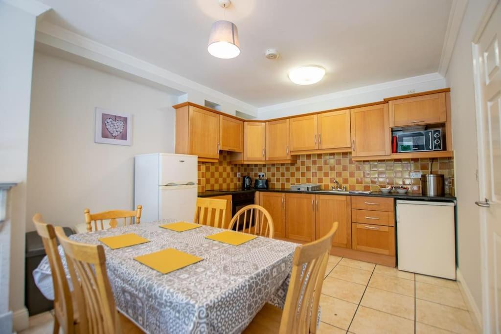 107 - Spacious Townhouse By Shortstays Holiday home Galway