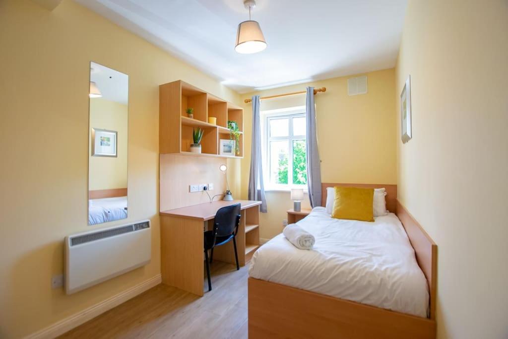 107 - Spacious Townhouse By Shortstays *