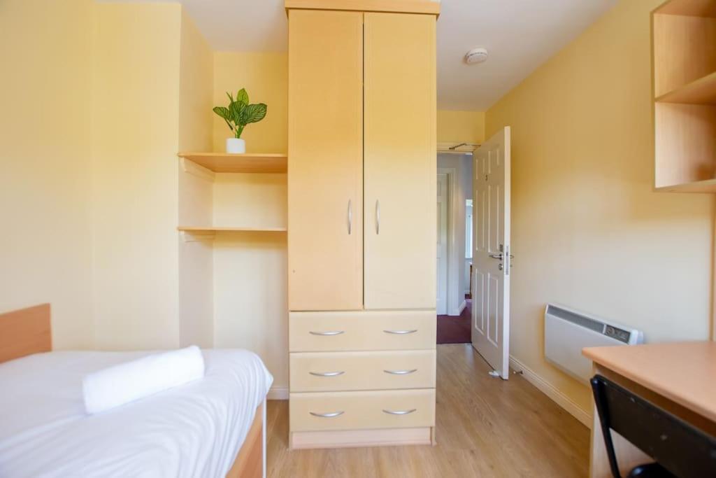 90 - Roomy Townhouse By Shortstays *