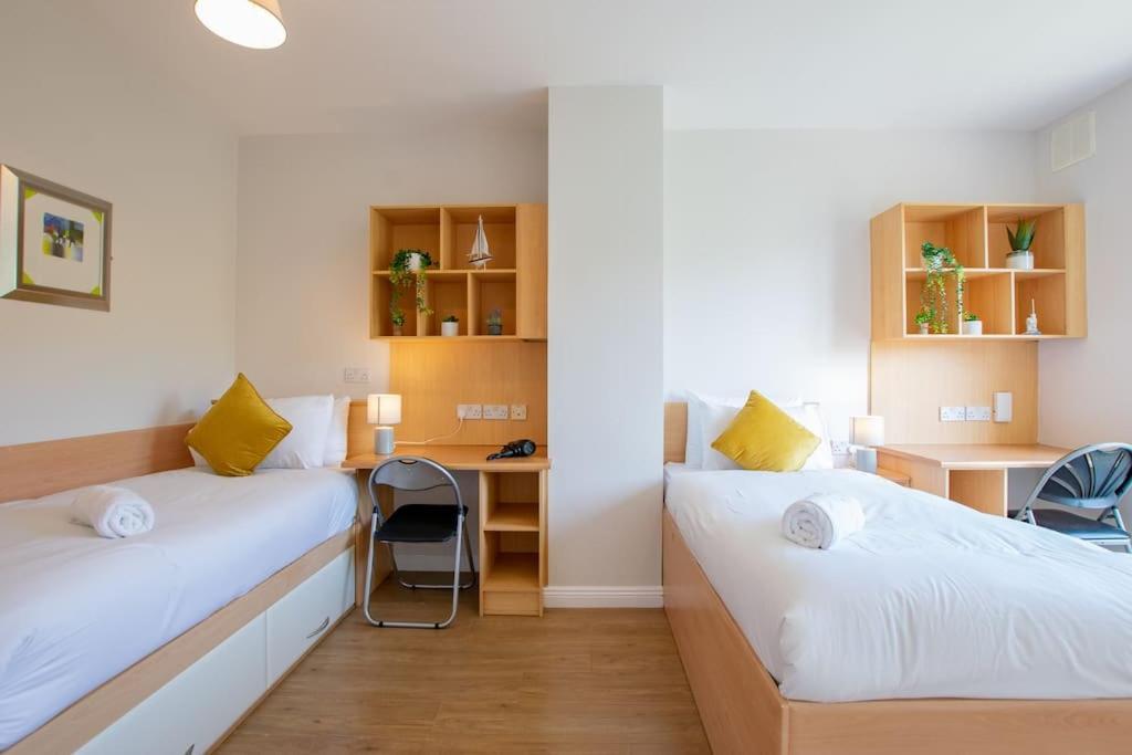 Holiday home 90 - Roomy Townhouse By Shortstays *