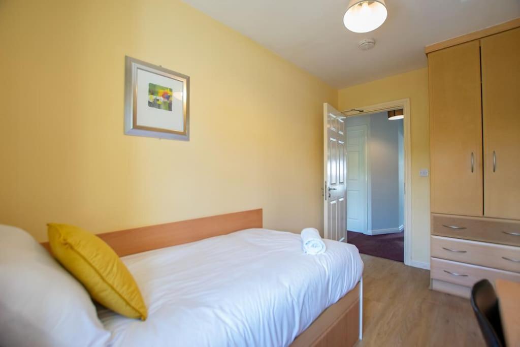 90 - Roomy Townhouse By Shortstays *