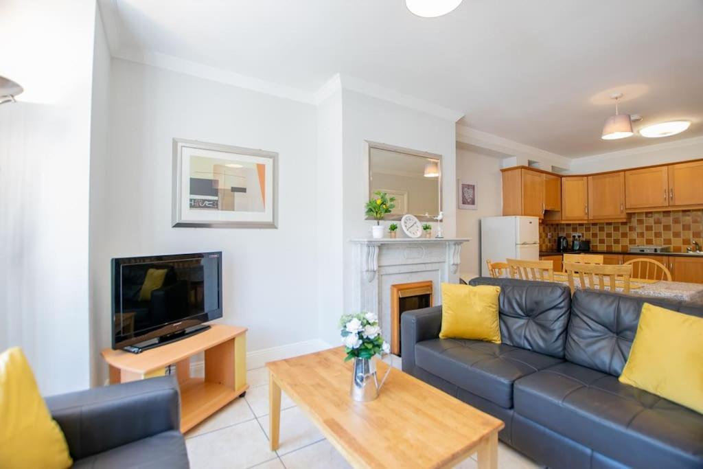 90 - Roomy Townhouse By Shortstays Holiday home