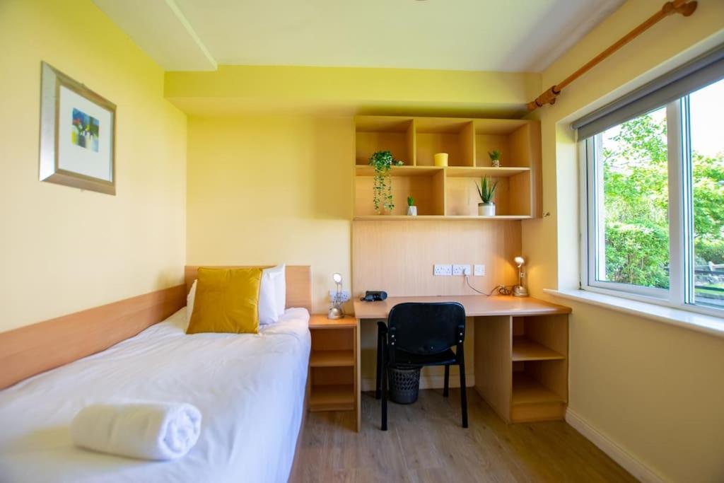 Holiday home 90 - Roomy Townhouse By Shortstays *