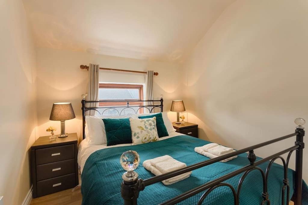 Center-3 Min Walk To Town Square