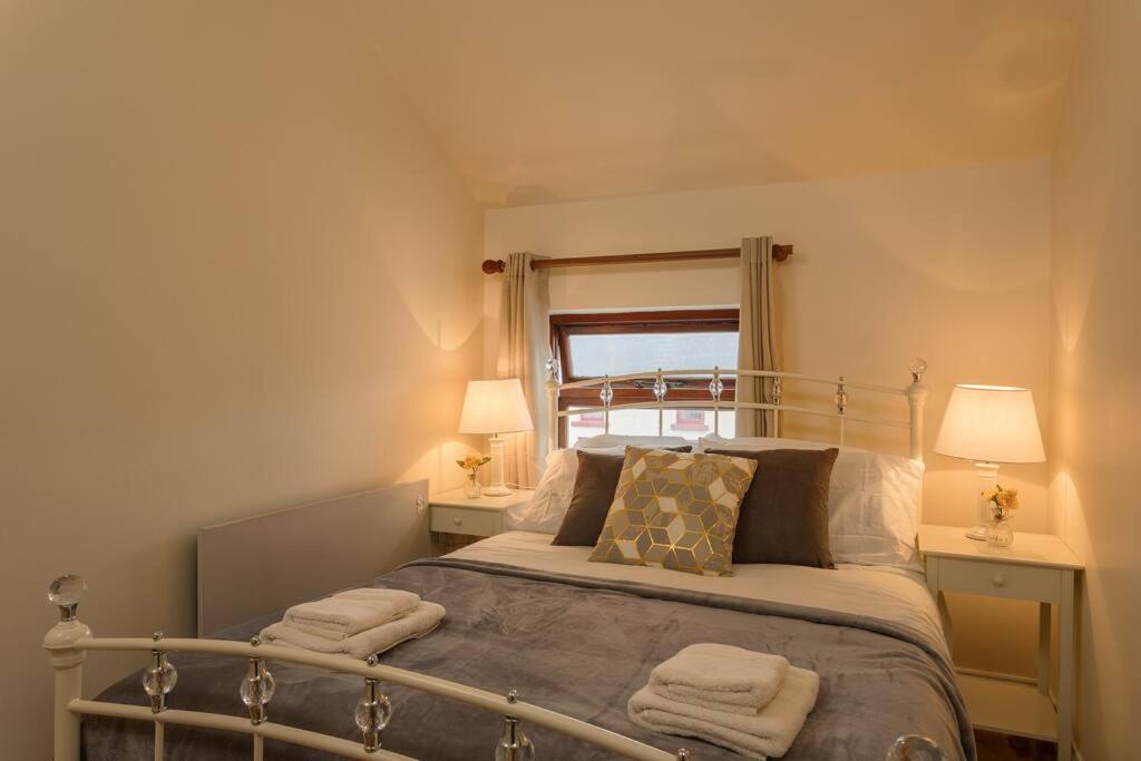 Center-3 Min Walk To Town Square Apartment