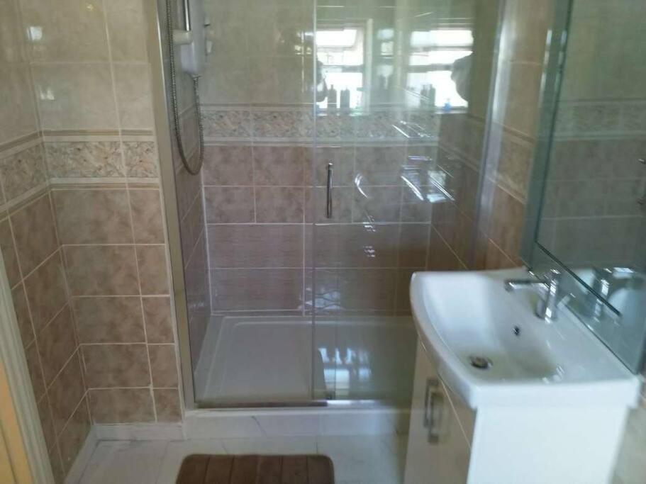 Center-3 Min Walk To Town Square *