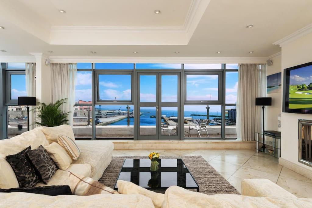 Luxury Center Penthouse - Location