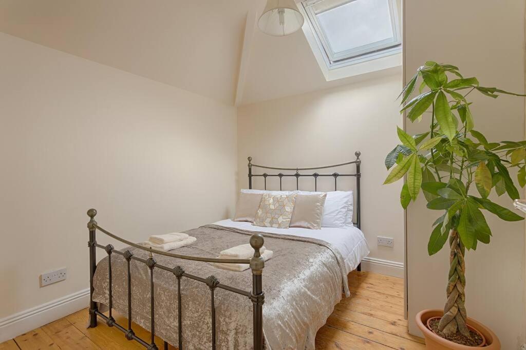 Center-3 Min Walk To Town Square Apartment