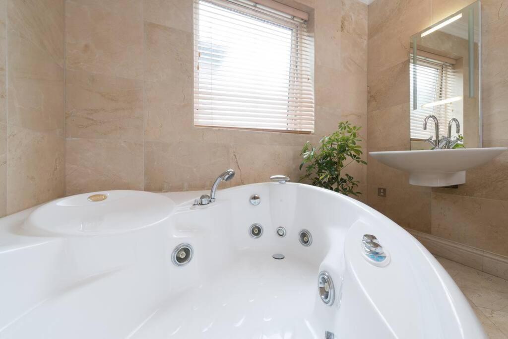 Luxury Center Penthouse - Location *
