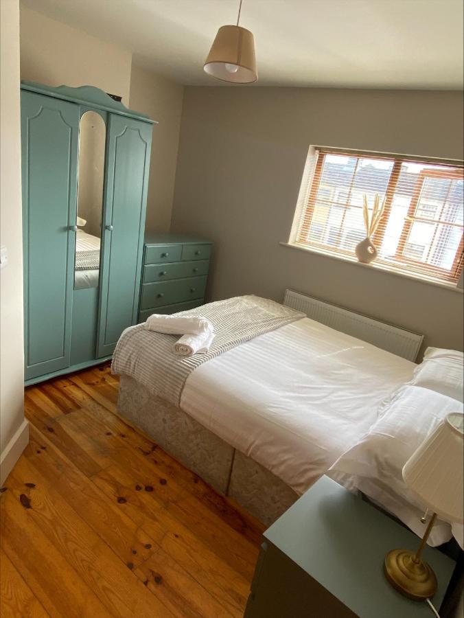 Cosy 4 Bedroom House With Rear Garden Patio *