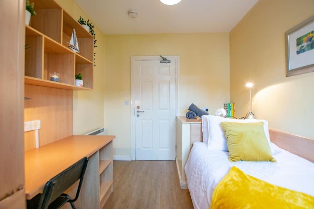 122 - Large Duplex With Parking By Shortstays Holiday home *