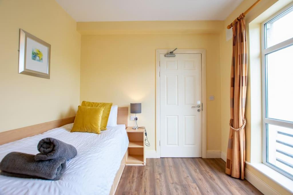 122 - Large Duplex With Parking By Shortstays
