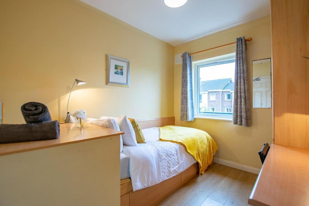 122 - Large Duplex With Parking By Shortstays