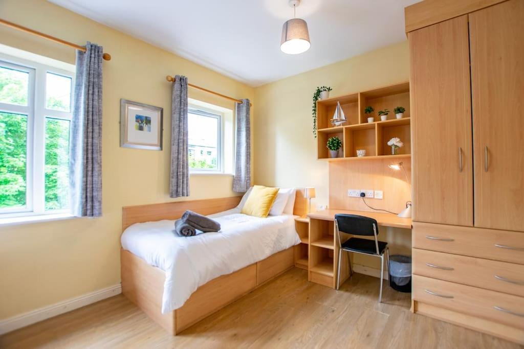 122 - Large Duplex With Parking By Shortstays *