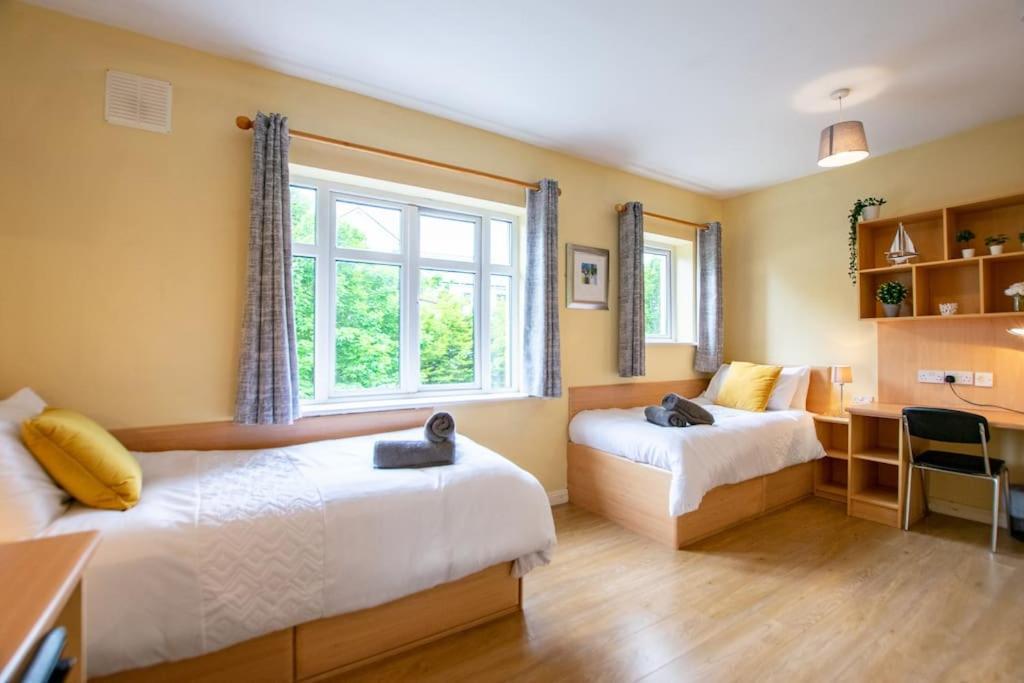 122 - Large Duplex With Parking By Shortstays Holiday home Galway