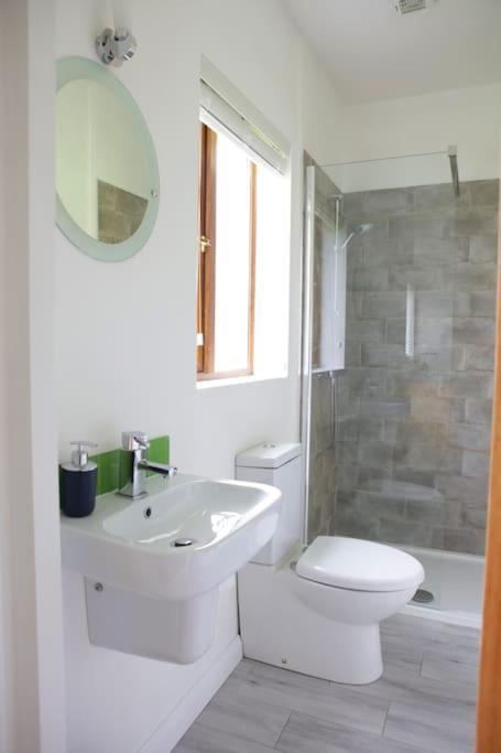 Apartment Spacious Modern One Bedroom *