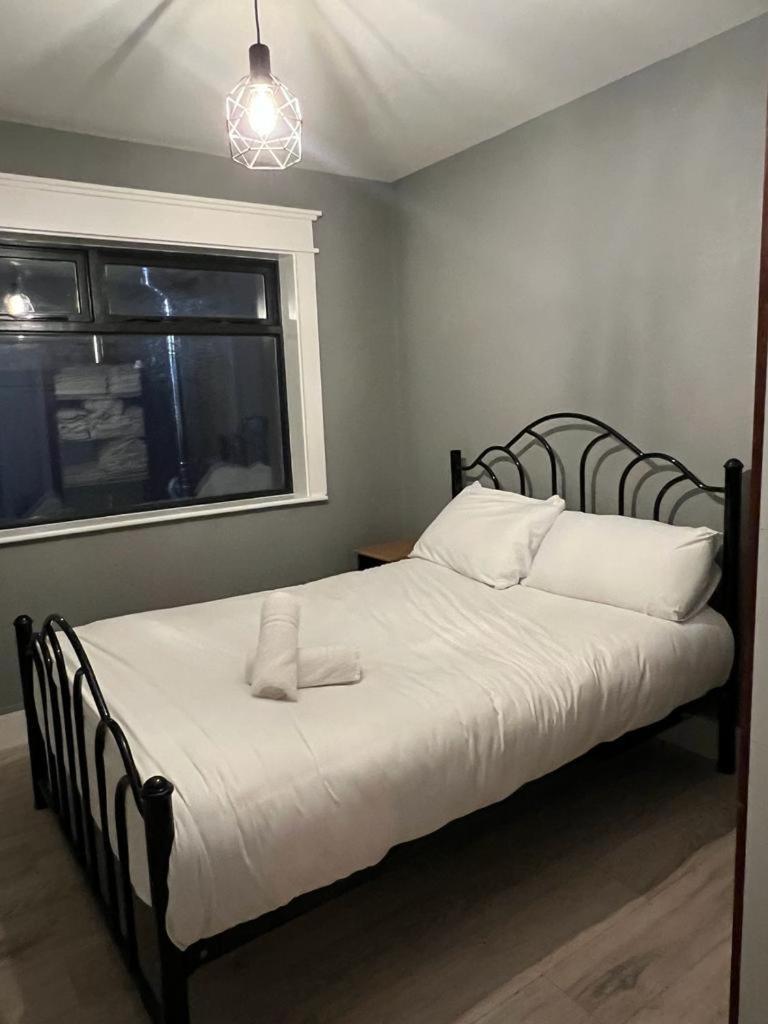 - No 12 -new Boutique - Fully Renovated December 2023 - - 6 Bedrooms - 6 En Suites Free Parking *