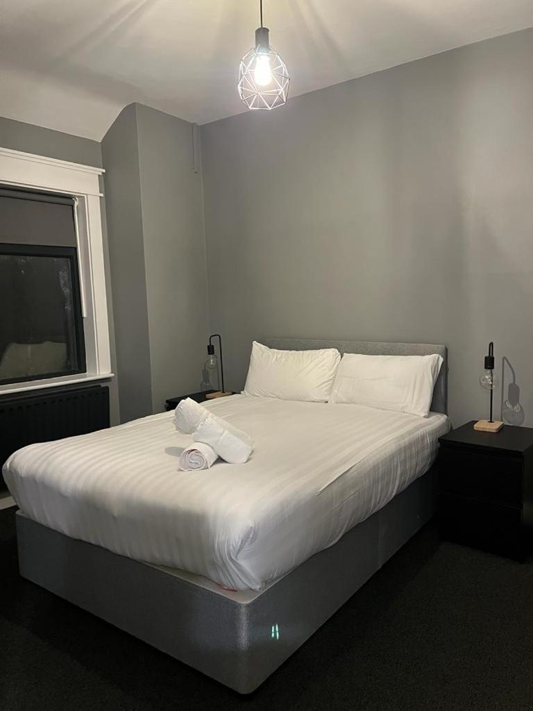- No 12 -new Boutique - Fully Renovated December 2023 - - 6 Bedrooms - 6 En Suites Free Parking Holiday home Galway