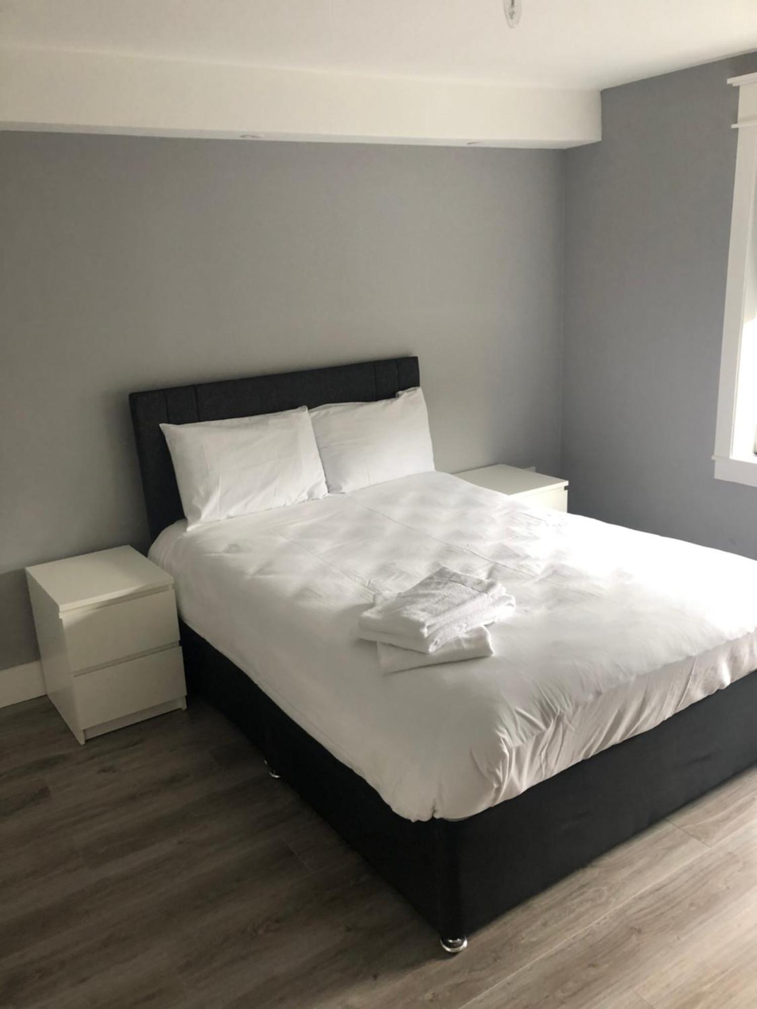 - No 12 -new Boutique - Fully Renovated December 2023 - - 6 Bedrooms - 6 En Suites Free Parking Holiday home Galway
