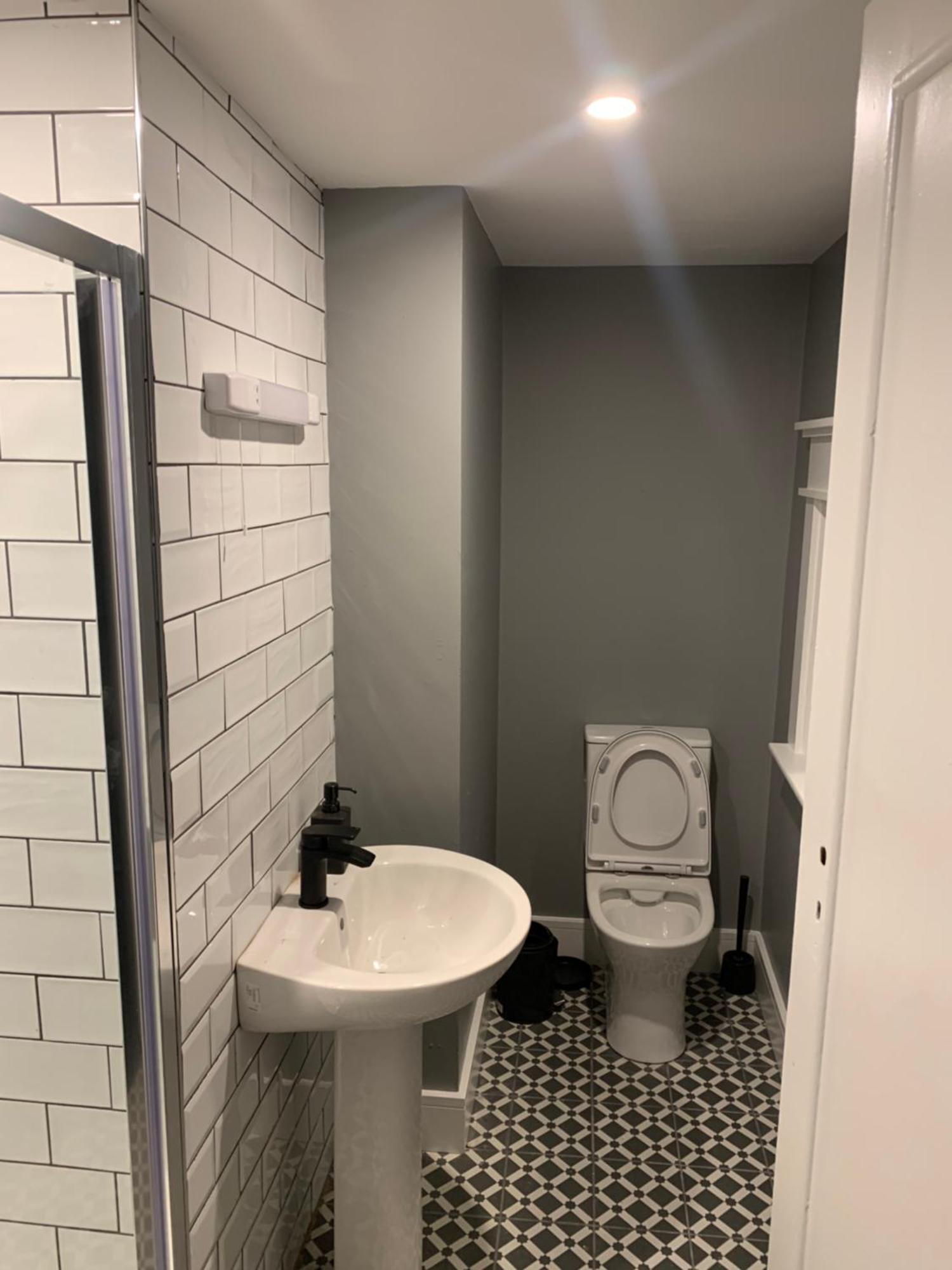 - No 12 -new Boutique - Fully Renovated December 2023 - - 6 Bedrooms - 6 En Suites Free Parking Galway