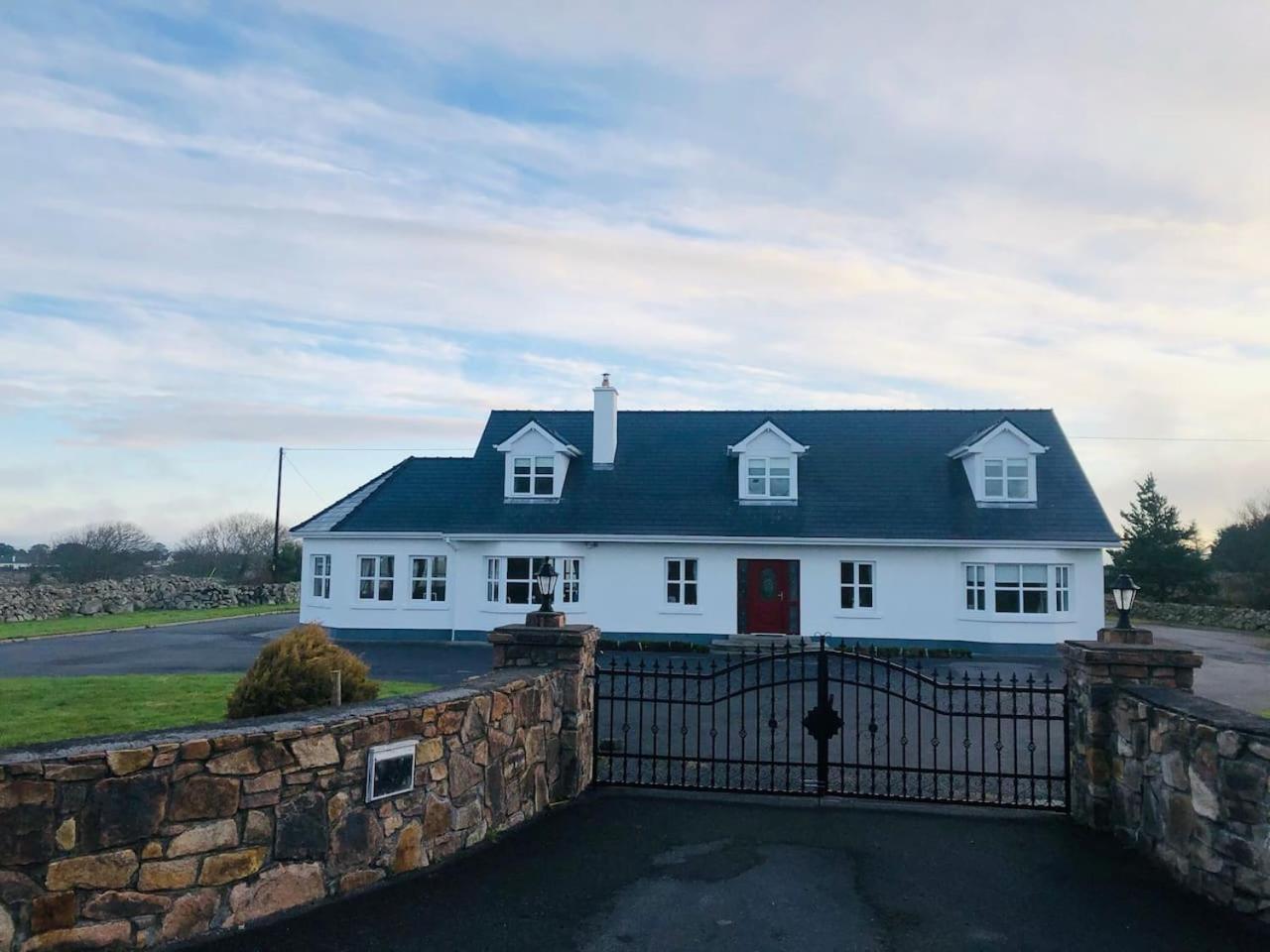Connemara. 3 Bedroom, 8 Bed, Holiday home