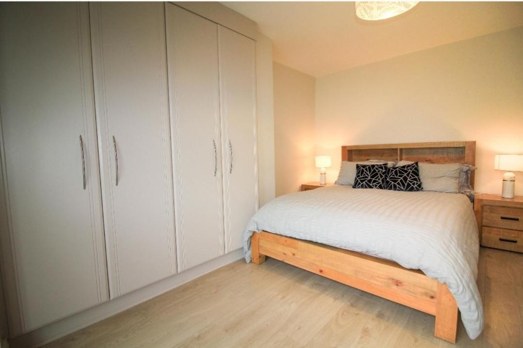 Stylish Spacious 4 Bedroom House *
