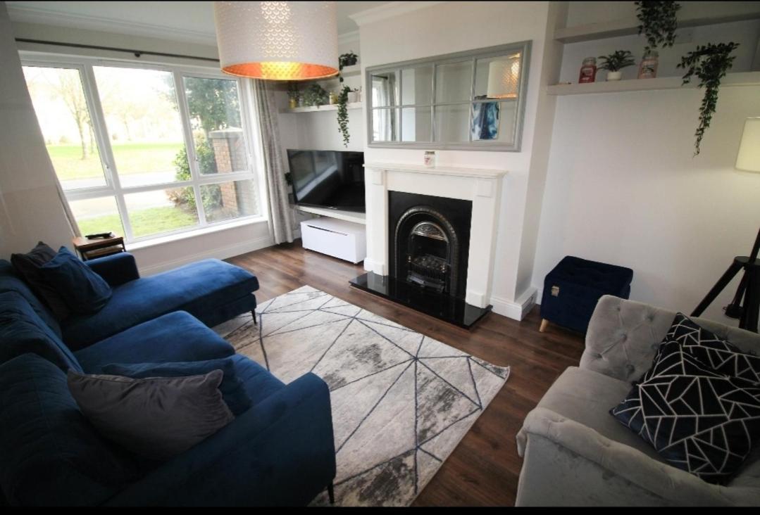 Apartment Stylish Spacious 4 Bedroom House