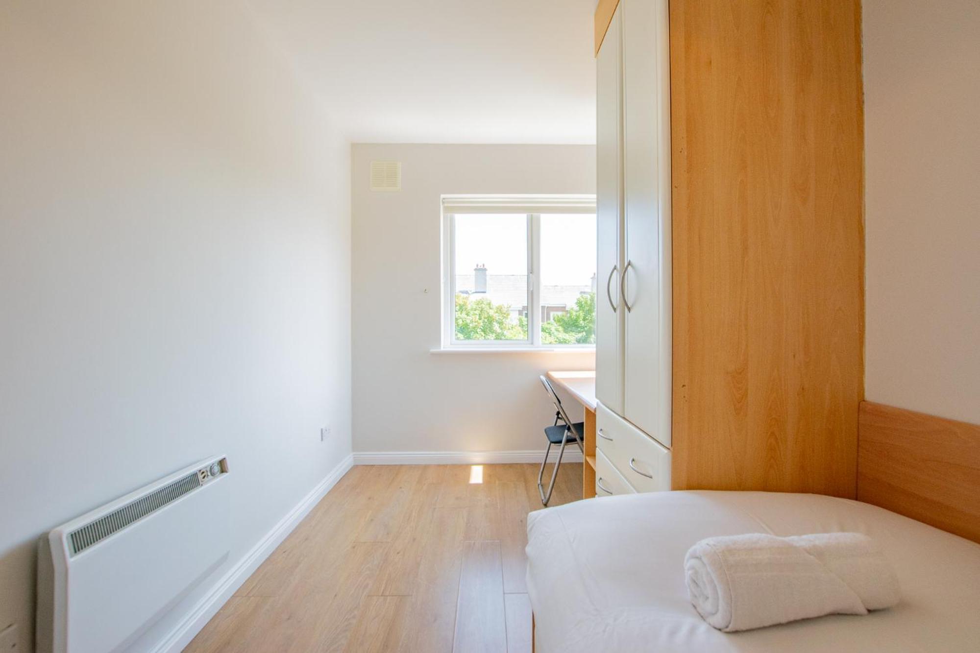 66 - Large Townhouse By Shortstays *