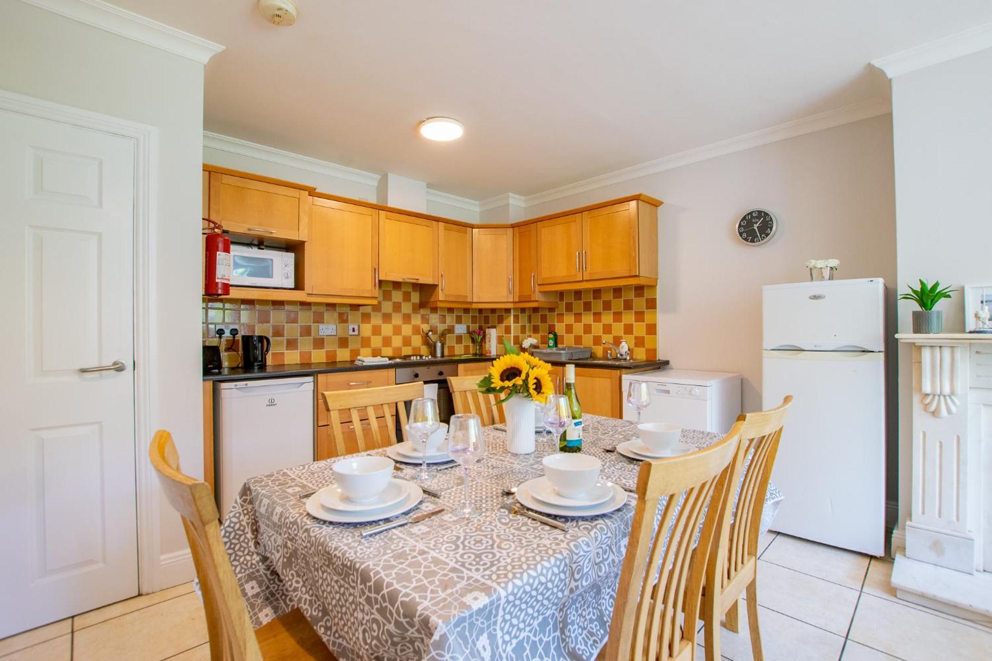 66 - Large Townhouse By Shortstays Holiday home Galway