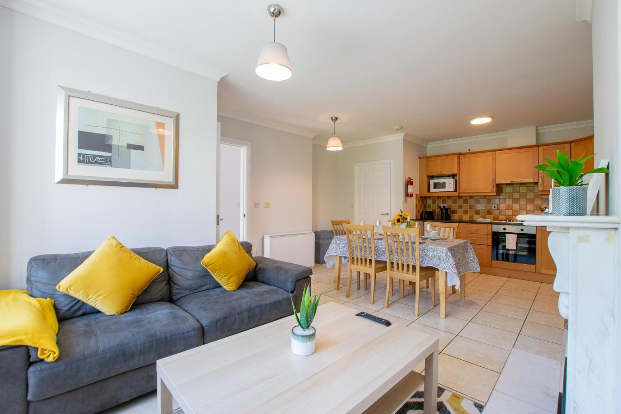 66 - Large Townhouse By Shortstays * Galway
