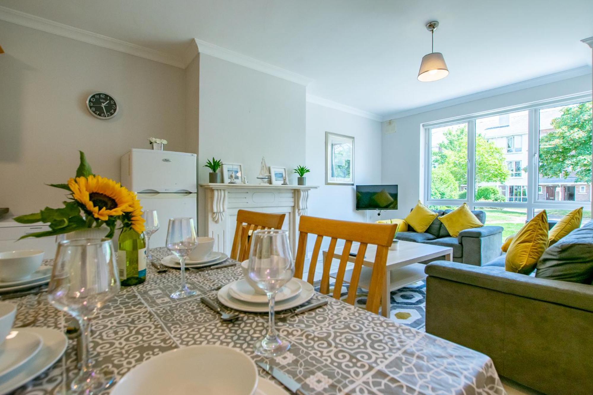 66 - Large Townhouse By Shortstays Galway