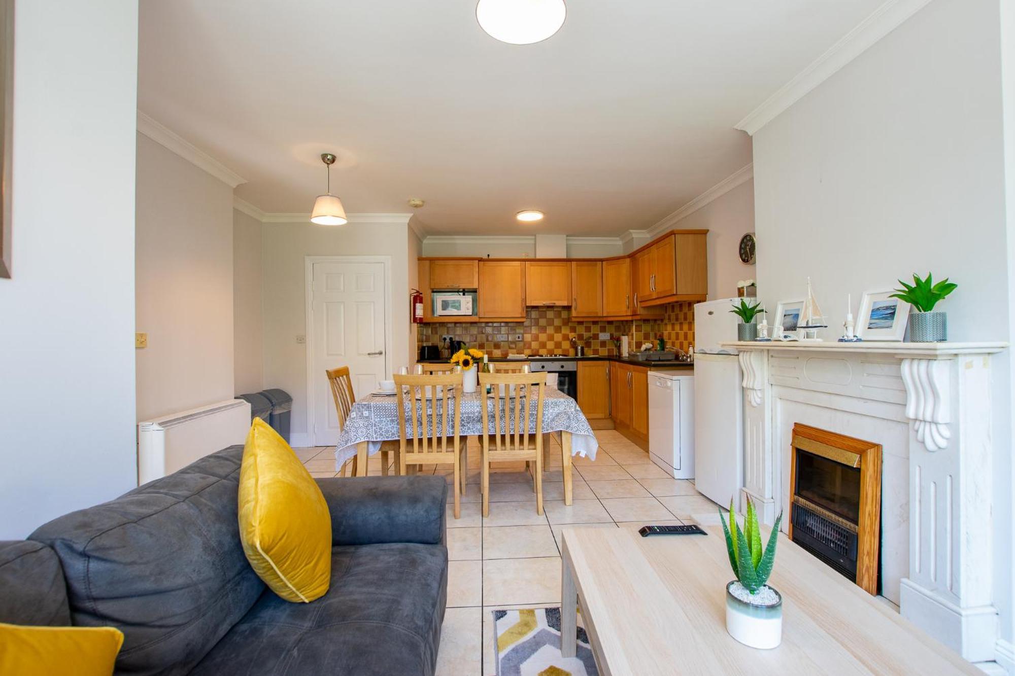 66 - Large Townhouse By Shortstays