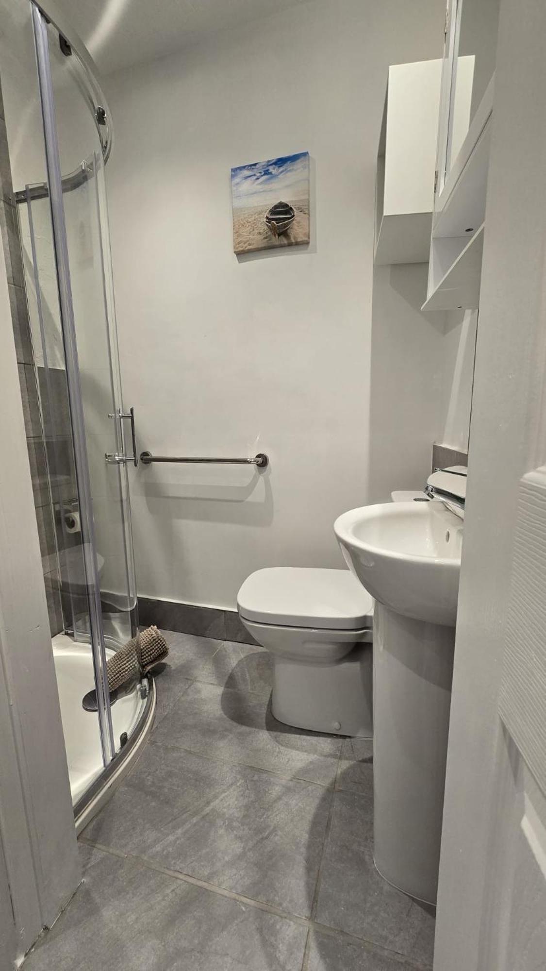 Apartment & Stylish, Two Bed, Two Bath *