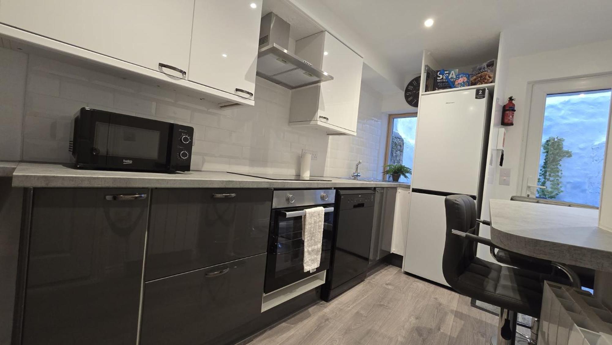 Apartment & Stylish, Two Bed, Two Bath *