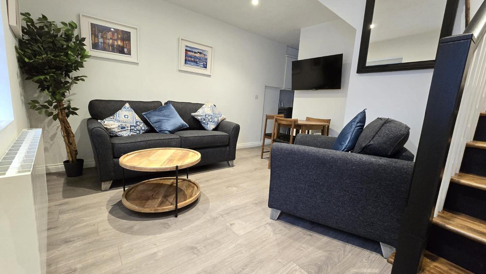 Apartment & Stylish, Two Bed, Two Bath *