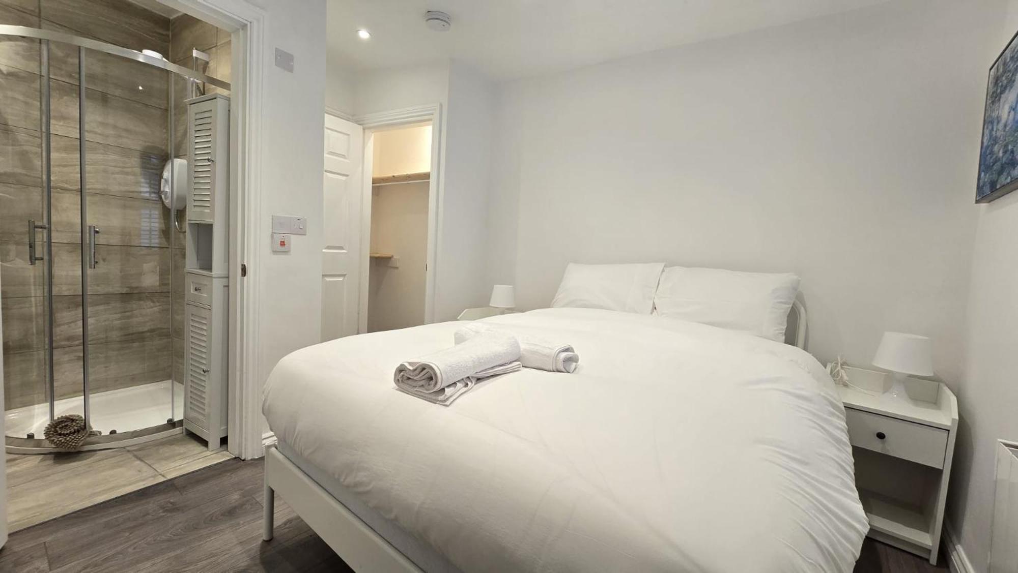 Apartment & Stylish, Two Bed, Two Bath *