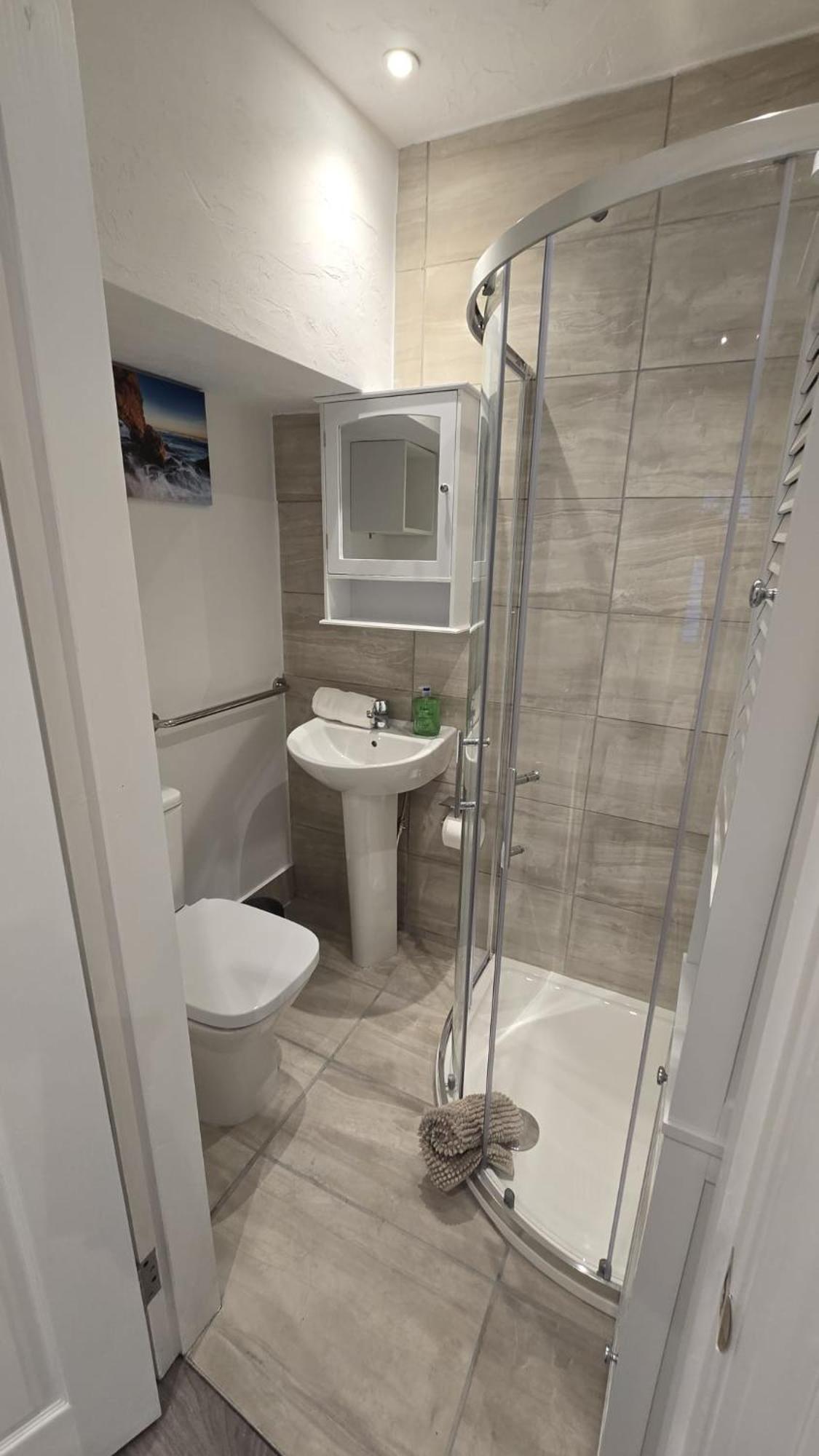 Apartment & Stylish, Two Bed, Two Bath