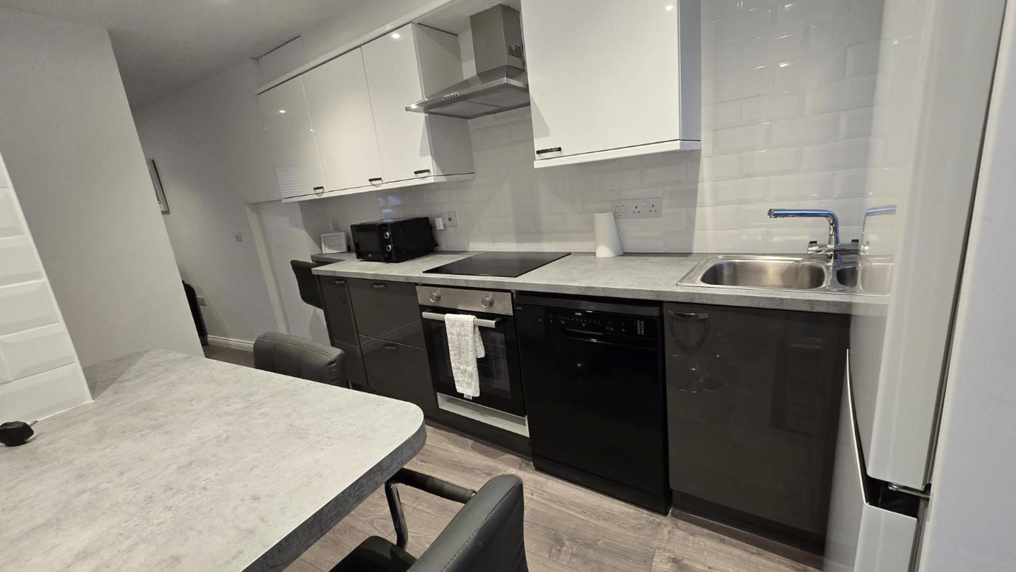 & Stylish, Two Bed, Two Bath Apartment *