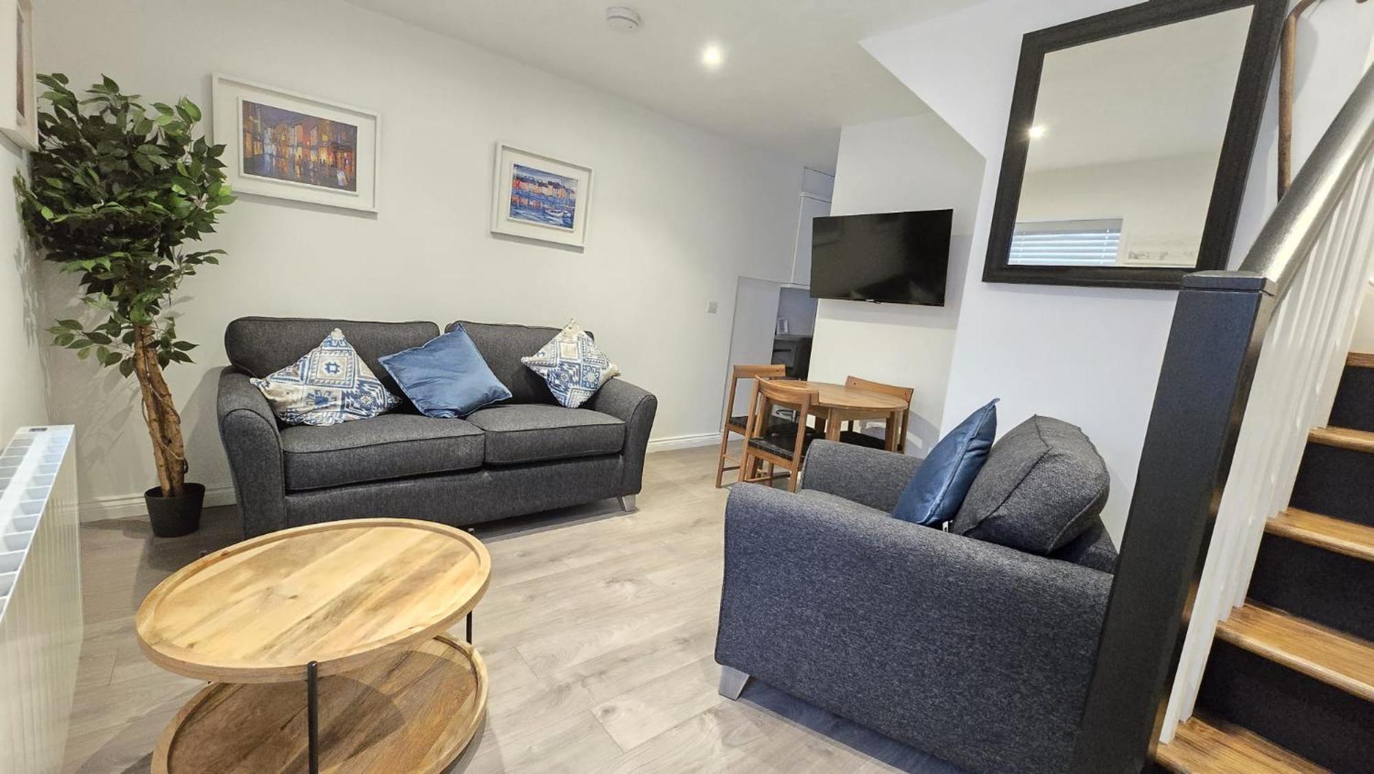 Apartment & Stylish, Two Bed, Two Bath *
