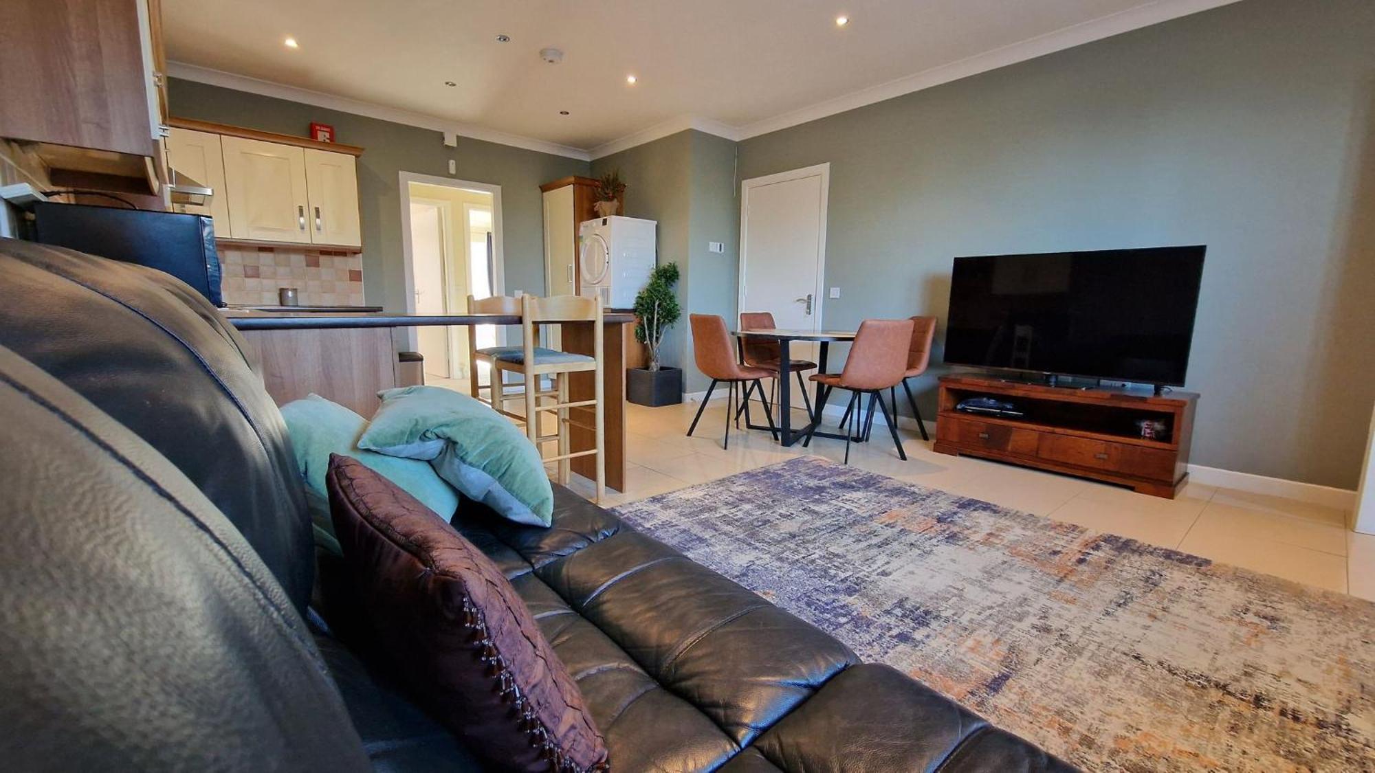 Cosy Two Bedroom Apartment *