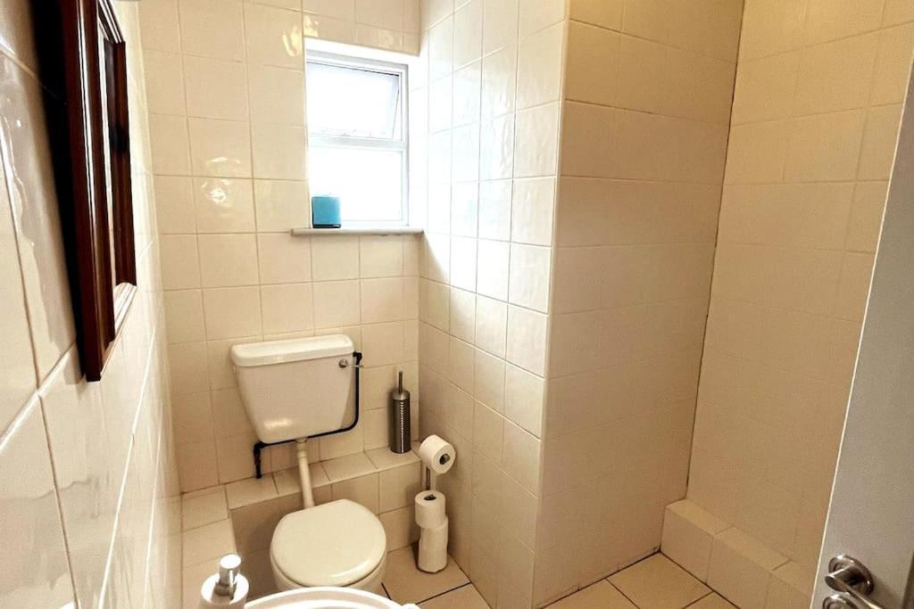 Centrally Located Two Bed - Sleeps Four Apartment *