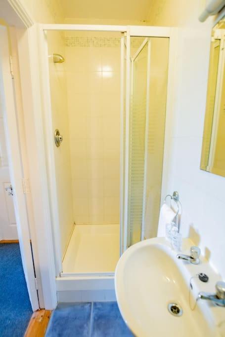 54 - Large Three Bed With Parking * Galway