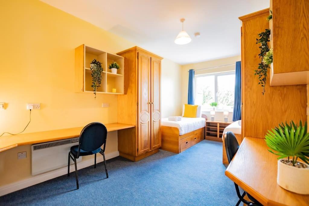 54 - Large Three Bed With Parking Apartment *