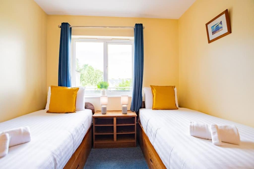 54 - Large Three Bed With Parking Apartment *