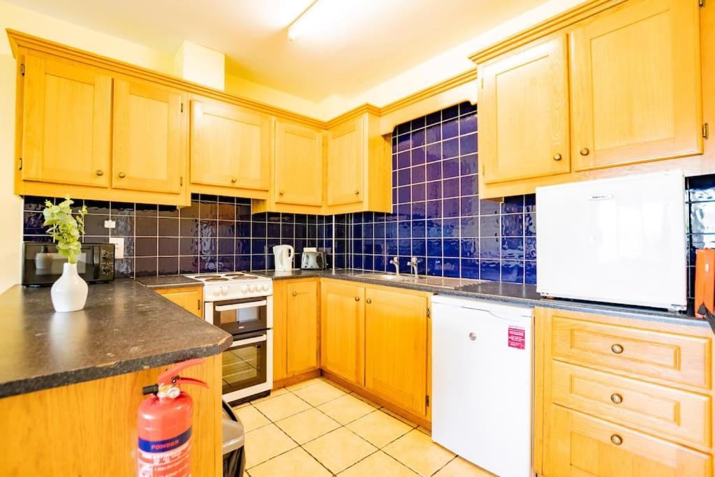 54 - Large Three Bed With Parking Apartment *