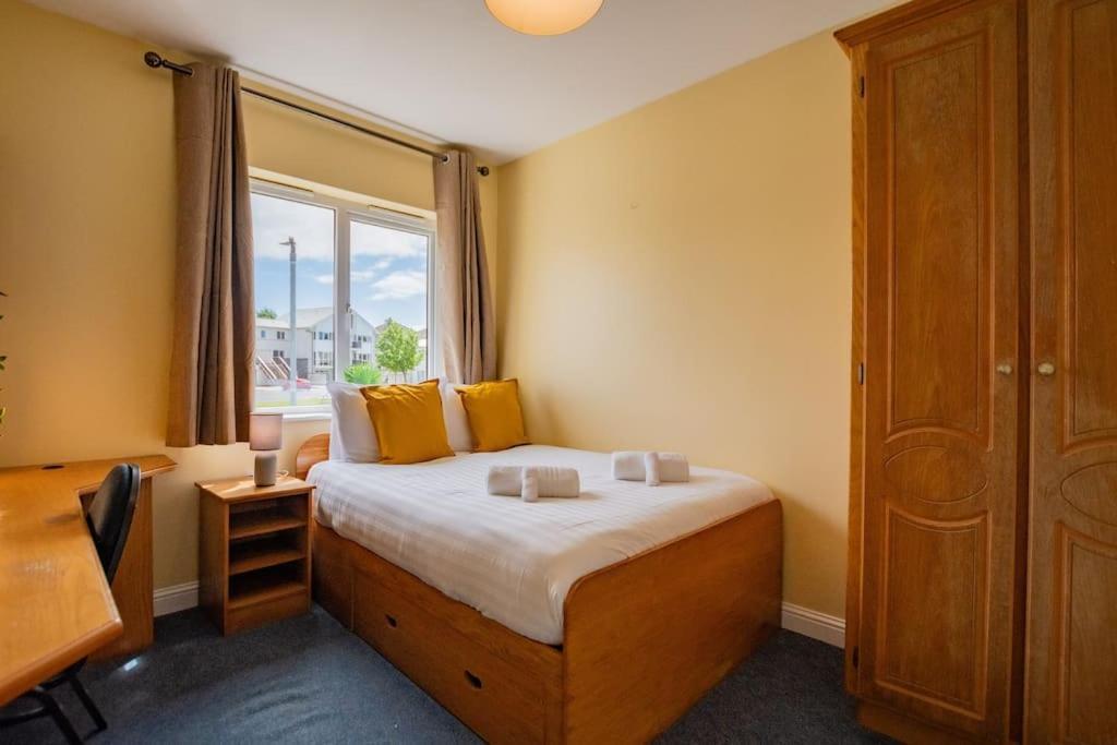 54 - Large Three Bed With Parking * Galway