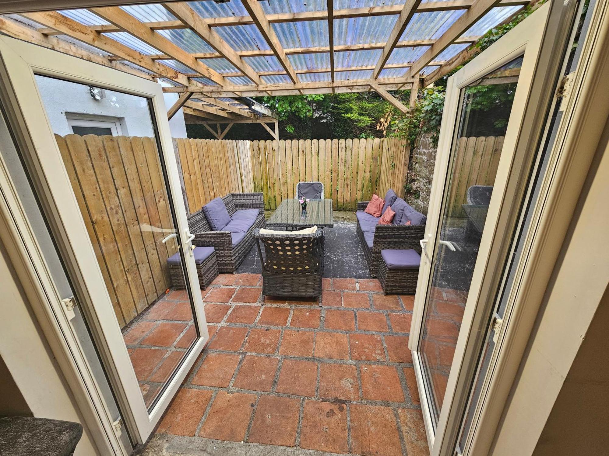 7 Eyre Square Lane *